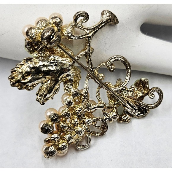 Vintage Faux Pearls Mint Green Enamel Leaves Grapes Brooch 1 3/4 w x 1 7/8 t - Picture 2 of 2